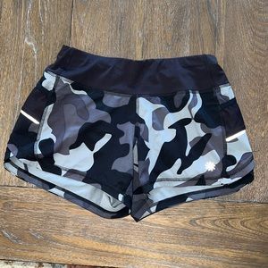 Athleta running shorts black/gray Camo